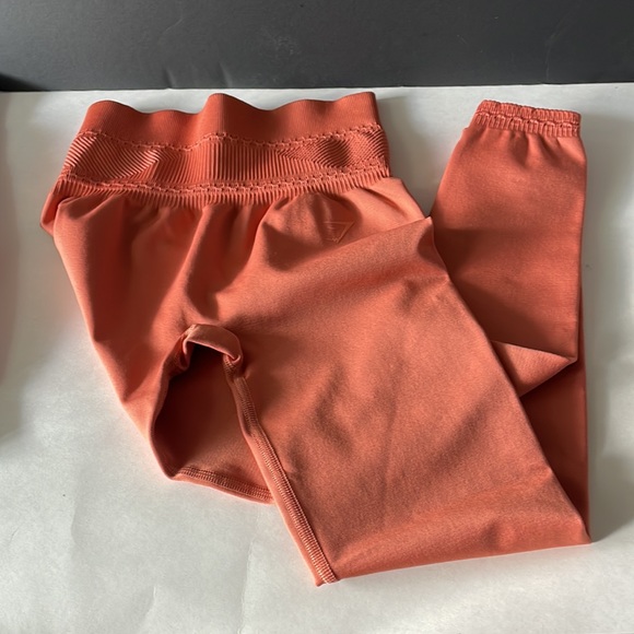 NEW GYMSHARK LEGGINGS WITH NEW TOWEL - Picture 2 of 7